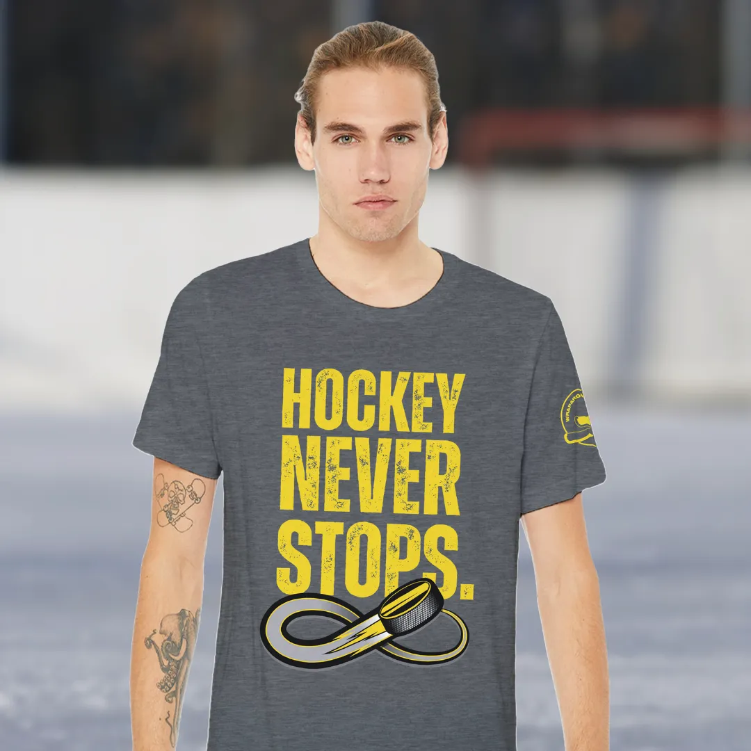 Hockey Wrap Around Hockey Never Stops T-shirt sort bomuld