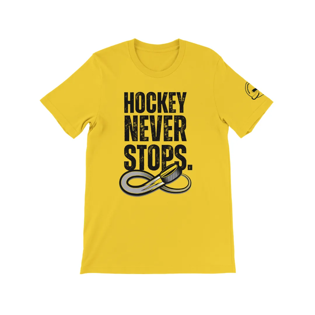 Hockey Wrap Around Hockey Never Stops T-shirt sort bomuld
