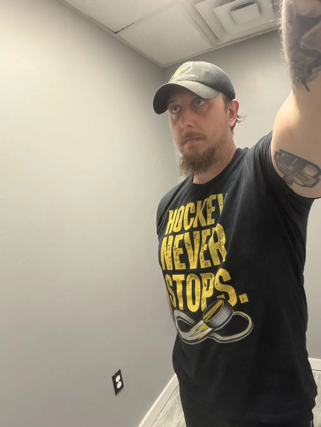Hockey Wrap Around Hockey Never Stops T-shirt sort bomuld