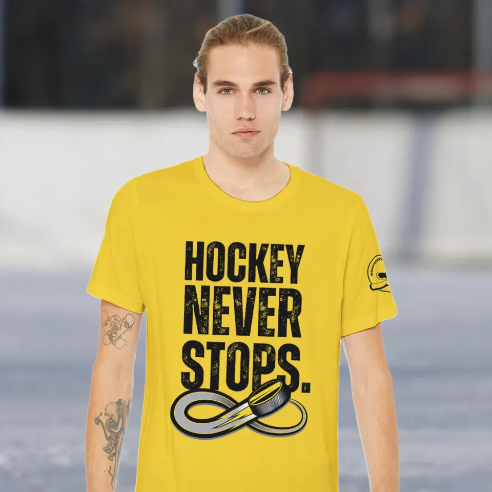 Hockey Wrap Around Hockey Never Stops T-shirt sort bomuld
