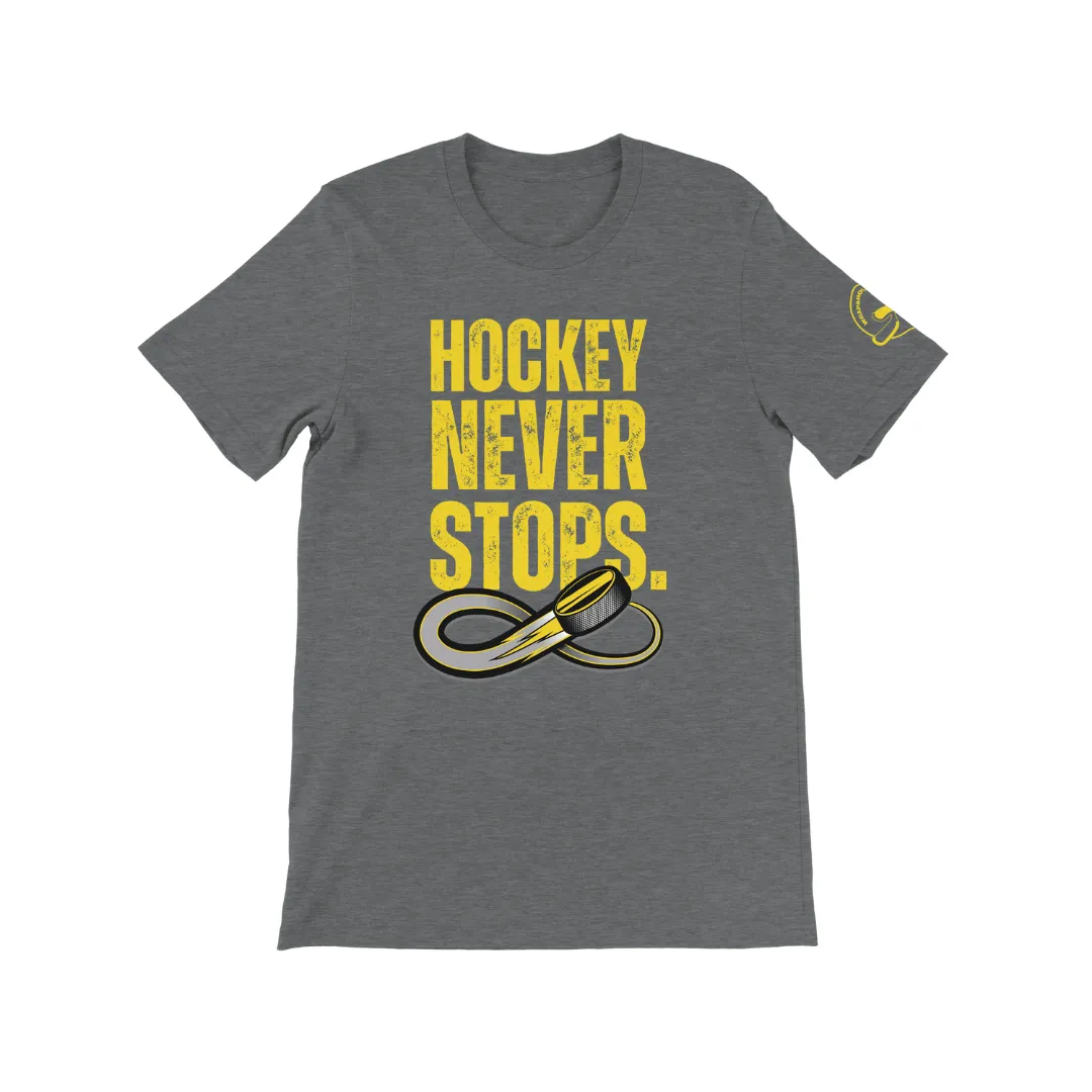 Hockey Wrap Around Hockey Never Stops T-shirt sort bomuld
