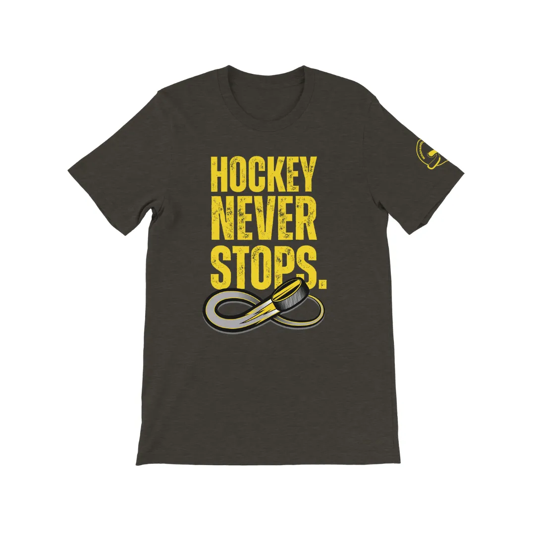 Hockey Wrap Around Hockey Never Stops T-shirt sort bomuld